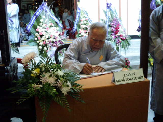 Hơn 100 đoàn kính viếng Giác linh cố Trưởng lão HT.Thích Chí Tín