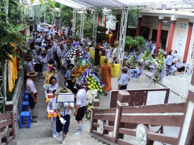 Hơn 100 đoàn kính viếng Giác linh cố Trưởng lão HT.Thích Chí Tín