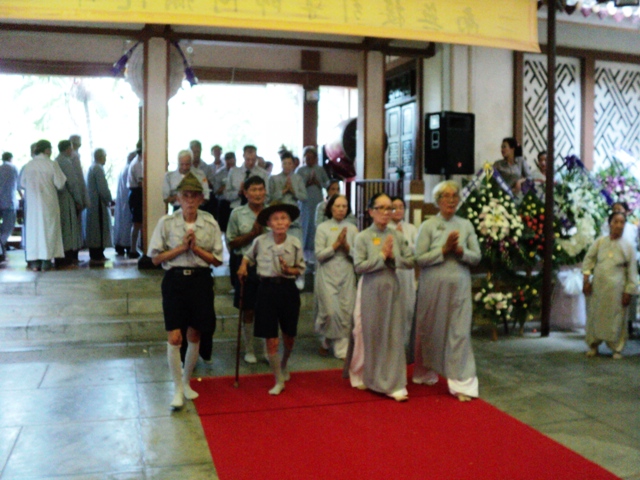 Hơn 100 đoàn kính viếng Giác linh cố Trưởng lão HT.Thích Chí Tín