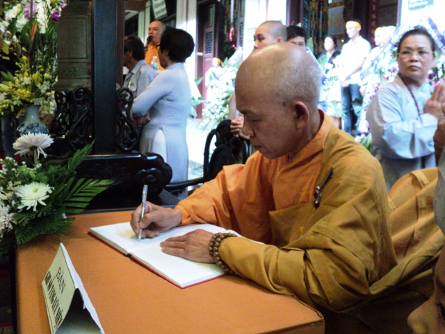 Hơn 100 đoàn kính viếng Giác linh cố Trưởng lão HT.Thích Chí Tín