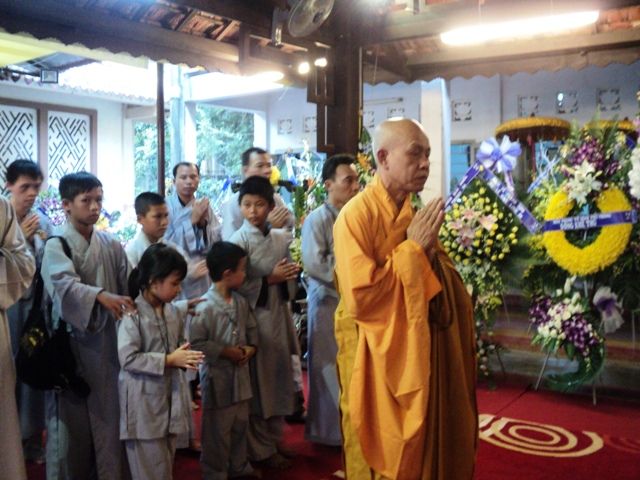 Hơn 100 đoàn kính viếng Giác linh cố Trưởng lão HT.Thích Chí Tín