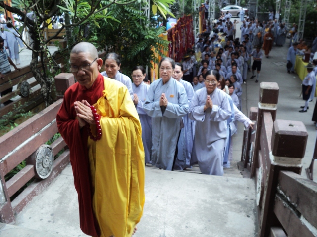 Hơn 100 đoàn kính viếng Giác linh cố Trưởng lão HT.Thích Chí Tín