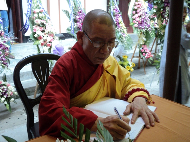 Hơn 100 đoàn kính viếng Giác linh cố Trưởng lão HT.Thích Chí Tín