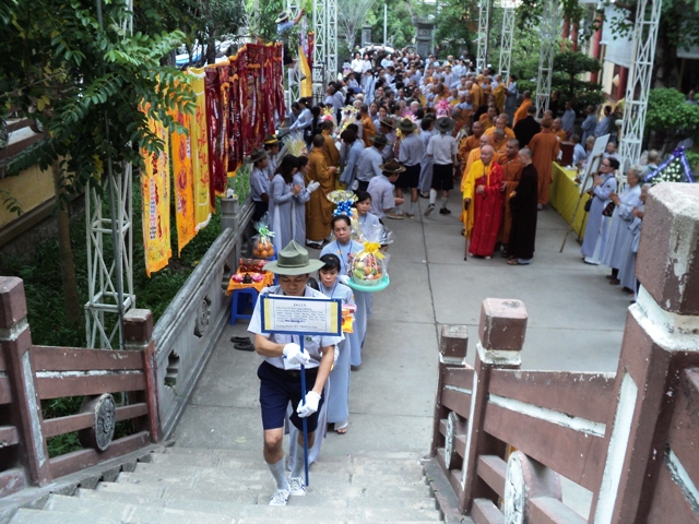 Hơn 100 đoàn kính viếng Giác linh cố Trưởng lão HT.Thích Chí Tín