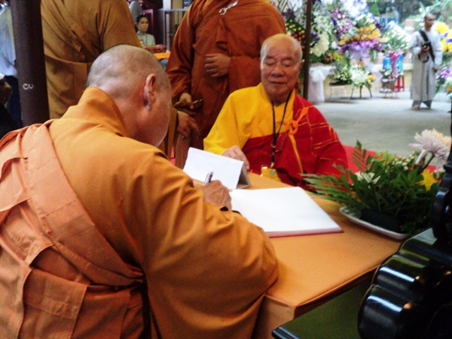 Hơn 100 đoàn kính viếng Giác linh cố Trưởng lão HT.Thích Chí Tín