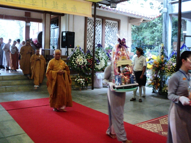 Hơn 100 đoàn kính viếng Giác linh cố Trưởng lão HT.Thích Chí Tín