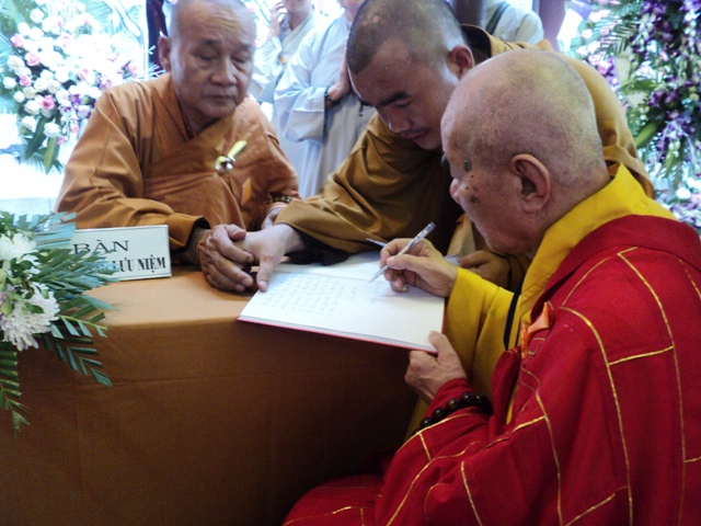 Hơn 100 đoàn kính viếng Giác linh cố Trưởng lão HT.Thích Chí Tín