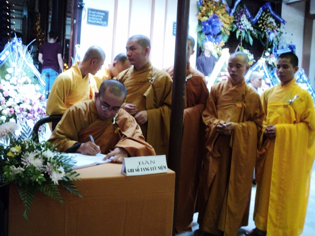 Hơn 100 đoàn kính viếng Giác linh cố Trưởng lão HT.Thích Chí Tín