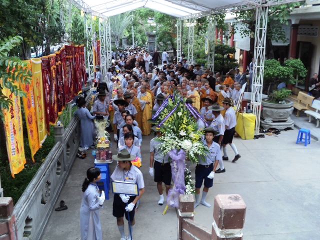 Hơn 100 đoàn kính viếng Giác linh cố Trưởng lão HT.Thích Chí Tín