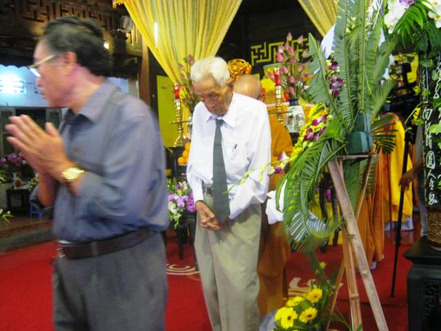 Hơn 100 đoàn kính viếng Giác linh cố Trưởng lão HT.Thích Chí Tín