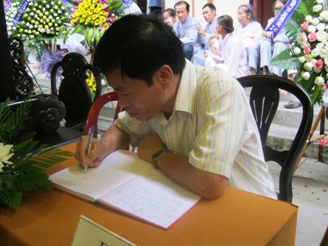 Hơn 100 đoàn kính viếng Giác linh cố Trưởng lão HT.Thích Chí Tín