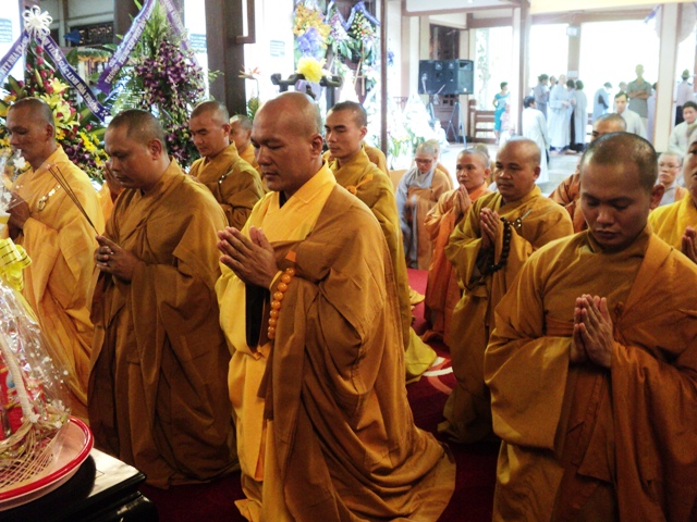 Hơn 100 đoàn kính viếng Giác linh cố Trưởng lão HT.Thích Chí Tín