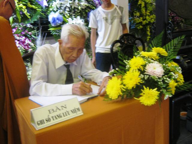 Hơn 100 đoàn kính viếng Giác linh cố Trưởng lão HT.Thích Chí Tín