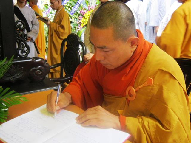 Hơn 100 đoàn kính viếng Giác linh cố Trưởng lão HT.Thích Chí Tín