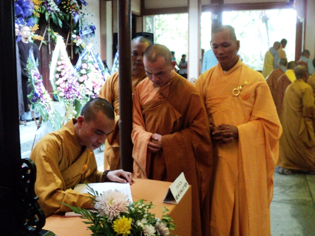 Hơn 100 đoàn kính viếng Giác linh cố Trưởng lão HT.Thích Chí Tín