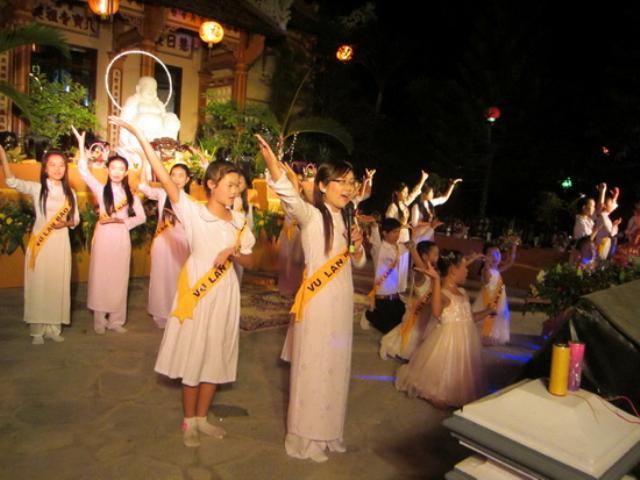 Lễ dâng  y Kathina, cài hoa hồng tại tổ đình Thiên Bửu