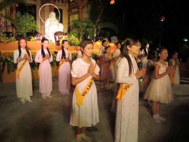 Lễ dâng  y Kathina, cài hoa hồng tại tổ đình Thiên Bửu