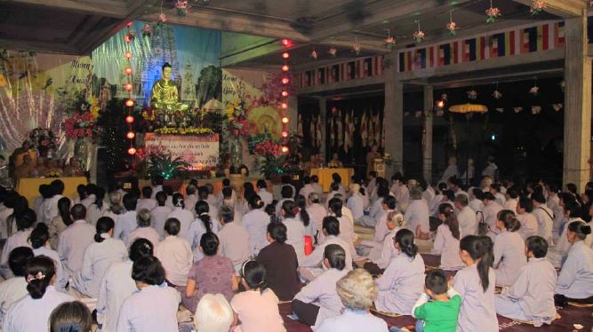 TP.HCM: Từng bừng, lắng động đêm hoa đăng mừng đức Thích Ca thành đạo chùa Linh Sơn, Hóc môn
