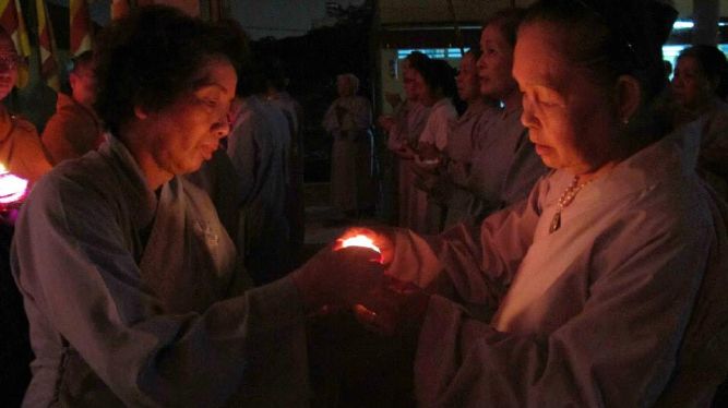 TP.HCM: Từng bừng, lắng động đêm hoa đăng mừng đức Thích Ca thành đạo chùa Linh Sơn, Hóc môn