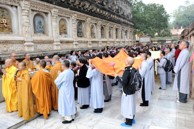 Đoàn Phật tử Hoa Kỳ, Cananda và Việt Nam hành hương đất Phật