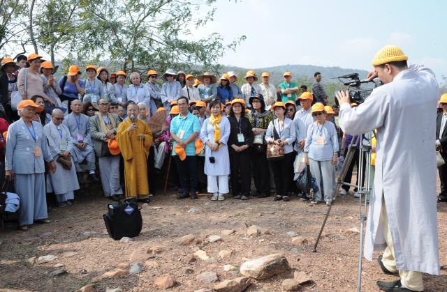 Đoàn Phật tử Hoa Kỳ, Cananda và Việt Nam hành hương đất Phật