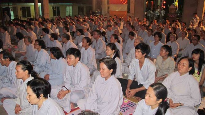 TP.HCM: Từng bừng, lắng động đêm hoa đăng mừng đức Thích Ca thành đạo chùa Linh Sơn, Hóc môn