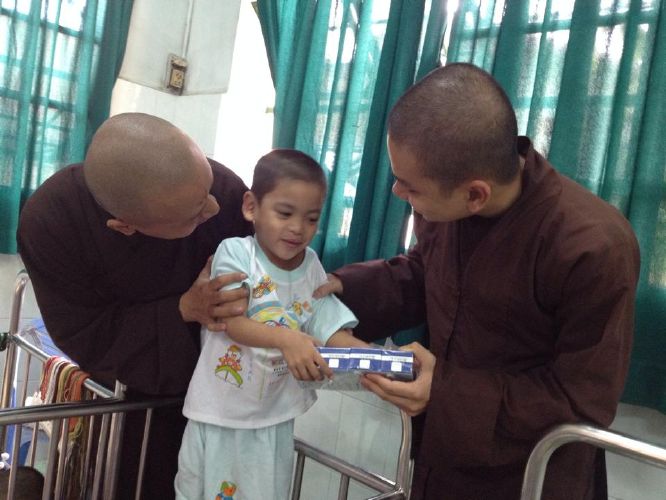 Thầy Thích Thiện Đạt và chương trình thiện nguyện “Ấm áp mùa đông”