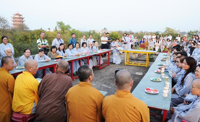 Đoàn Phật tử Hoa Kỳ, Cananda và Việt Nam hành hương đất Phật