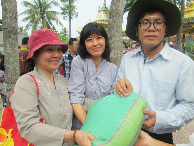 Đồng Tháp: Đoàn từ thiện “Hương miền tây” đến với bà con trước xuân Giáp Ngọ