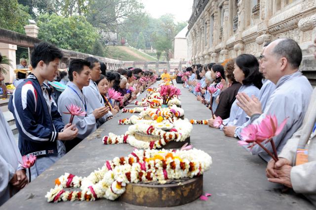 Đoàn Phật tử Hoa Kỳ, Cananda và Việt Nam hành hương đất Phật