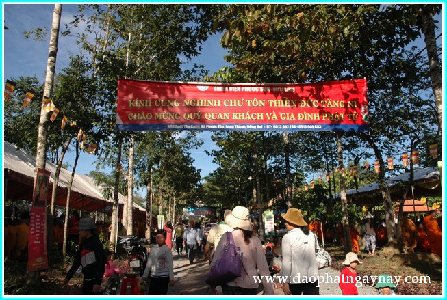 Đồng Nai: Đại lễ dâng y Kathina tại thiền viện Phước Sơn