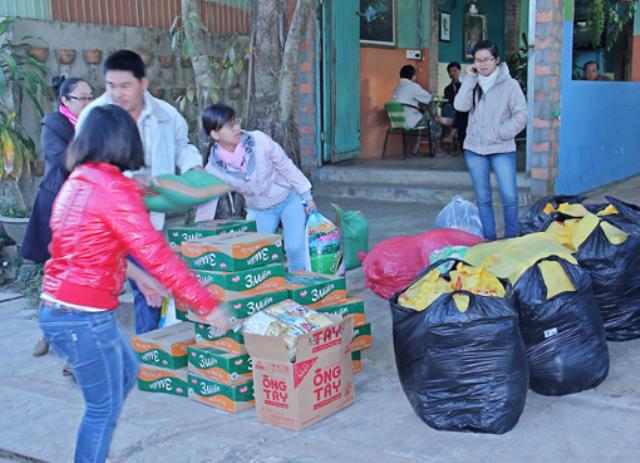 Chuyến Thăm Tặng Quà Bà Con Làng Phong IaLang-Bàu Cạn-Chưprông-Gia lai