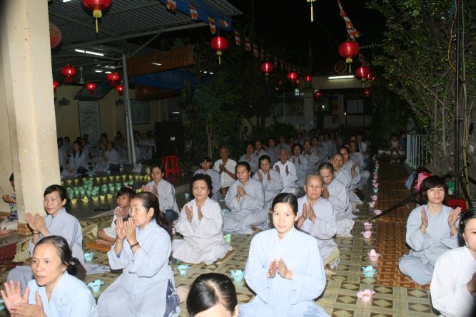 TP.HCM: Hoa đăng mừng khánh đản Đức Phật A Di Đà chùa Thiên Chánh