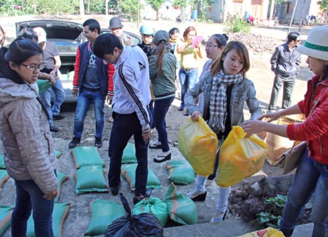 Chuyến Thăm Tặng Quà Bà Con Làng Phong IaLang-Bàu Cạn-Chưprông-Gia lai