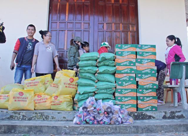Chuyến Thăm Tặng Quà Bà Con Làng Phong IaLang-Bàu Cạn-Chưprông-Gia lai