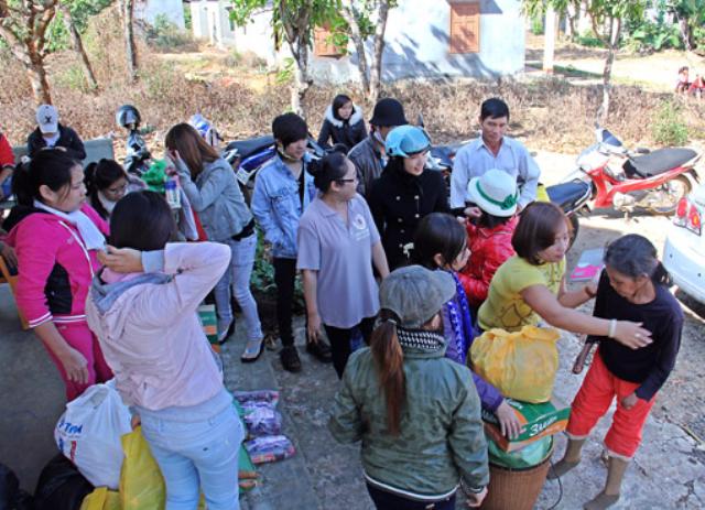 Chuyến Thăm Tặng Quà Bà Con Làng Phong IaLang-Bàu Cạn-Chưprông-Gia lai
