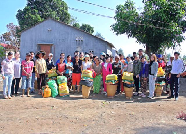 Chuyến Thăm Tặng Quà Bà Con Làng Phong IaLang-Bàu Cạn-Chưprông-Gia lai