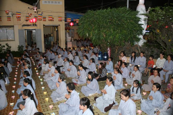 TP.HCM: Hoa đăng mừng khánh đản Đức Phật A Di Đà chùa Thiên Chánh