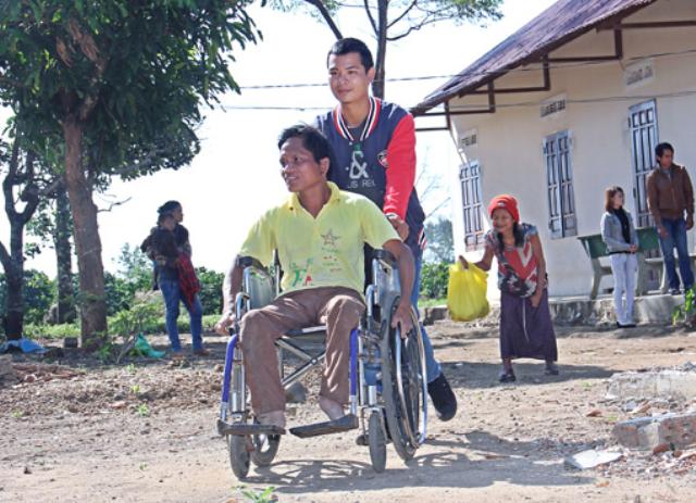 Chuyến Thăm Tặng Quà Bà Con Làng Phong IaLang-Bàu Cạn-Chưprông-Gia lai