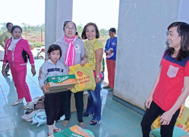Chuyến Thăm Tặng Quà Bà Con Làng Phong IaLang-Bàu Cạn-Chưprông-Gia lai