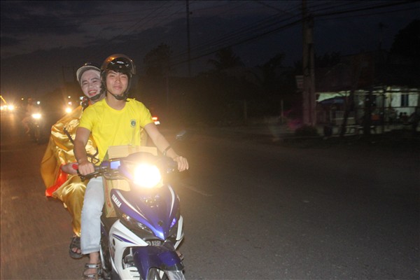 Long An: Đức Phật Di Lặc về với vạn đầu em nhỏ