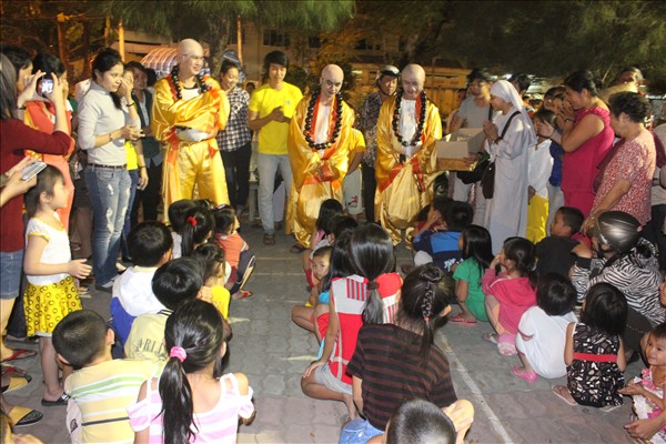 Long An: Đức Phật Di Lặc về với vạn đầu em nhỏ