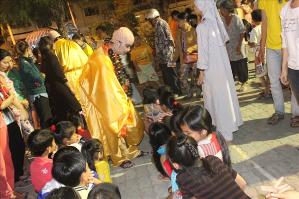 Long An: Đức Phật Di Lặc về với vạn đầu em nhỏ