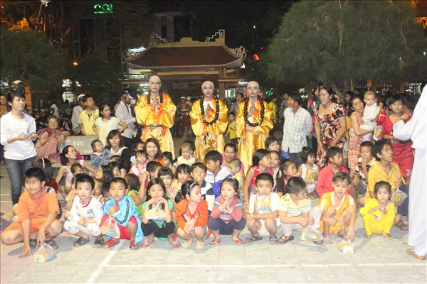 Long An: Đức Phật Di Lặc về với vạn đầu em nhỏ