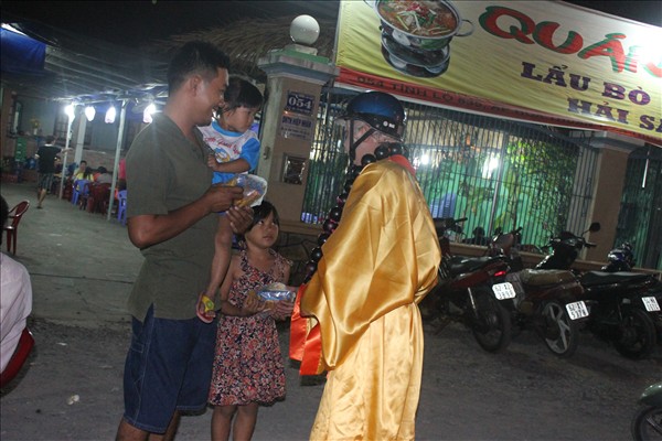 Long An: Đức Phật Di Lặc về với vạn đầu em nhỏ