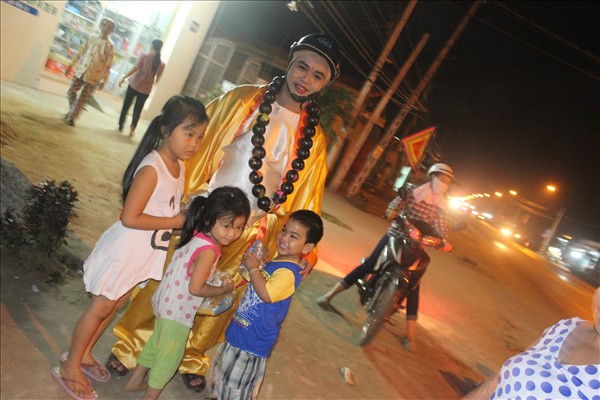 Long An: Đức Phật Di Lặc về với vạn đầu em nhỏ