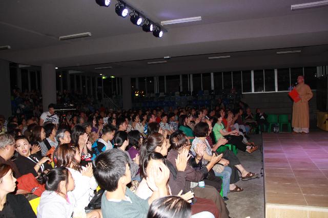 Buổi Chiếu Phim Tại Chùa Hoa Nghiêm, Melbourne, Úc Châu Được Thành Công Viên Mãn