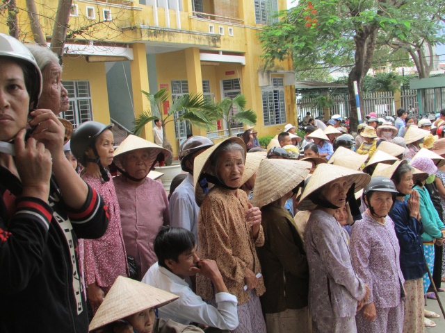 Quỹ Từ thiện Đạo Phật Ngày Nay cứu trợ miền Trung đợt 2 tại Hà Tĩnh và Đà Nẵng