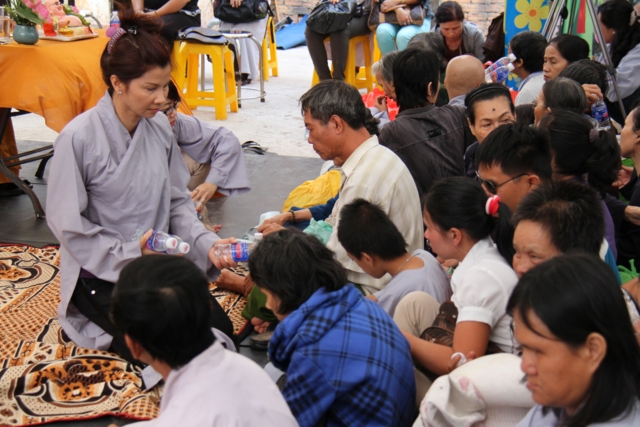 Quỹ Từ Thiện ĐPNN: Chương trình Quà Tết Yêu Thương 2014 đợt 3 tại chùa Giác Ngộ