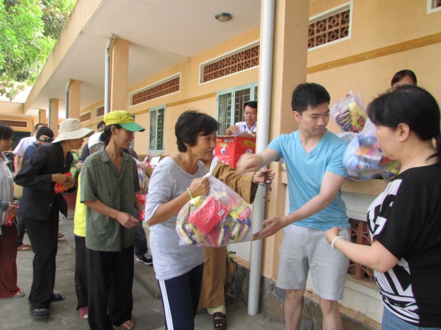 Quỹ Từ Thiện Đạo Phật Ngày Nay thăm và tặng quà tết tại TTBTXH Tân Hiệp - Bình Phước